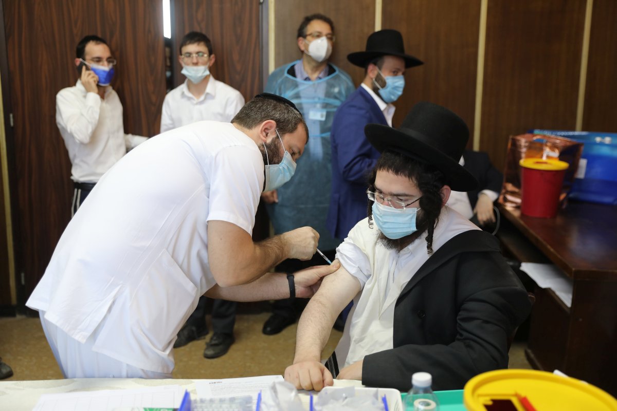 Izraelben harmadik oltást kapnak az immunhiányosak