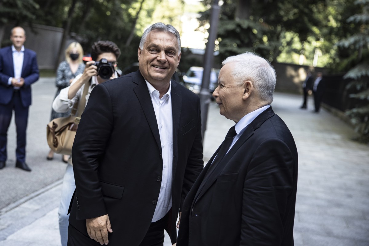 Orbán reagált Kaczynski kritikájára: elítélte a bucsai tömegmészárlást