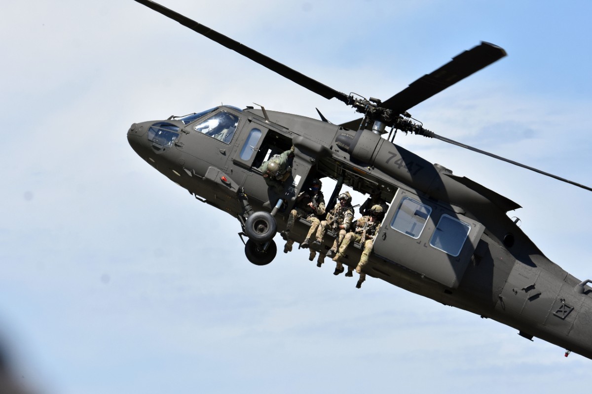 Amerikai harci helikopter hajtott végre kényszerleszállást Bukarestben – Videókkal