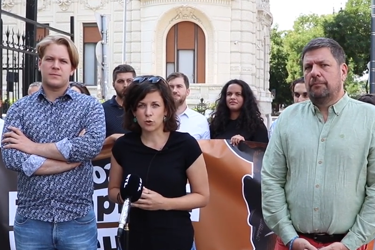 A Fidesz-székháznál üzent a Momentum a kormánypártoknak