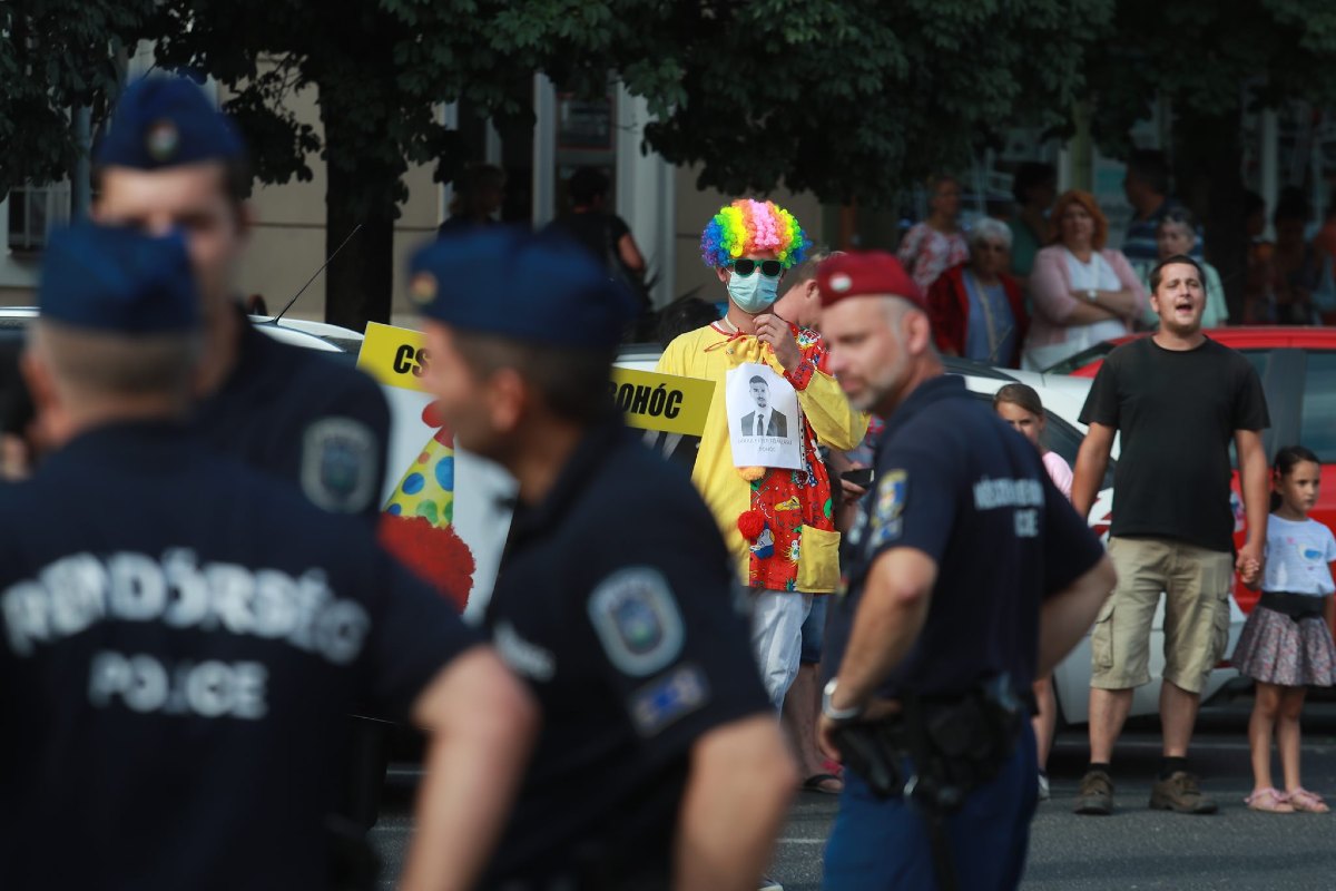 Tapolcán rendőrök álltak Jakab Péter és a fideszes ellentüntetők közé